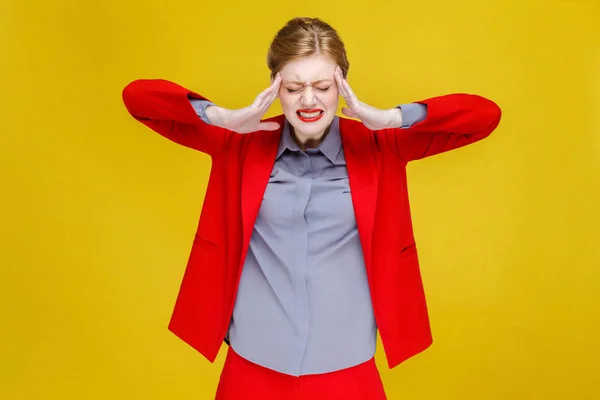 Mulher Negócios Ruiva Infeliz Jaqueta Vermelha Tocando Cabeça Por Dedos — Fotografia de Stock