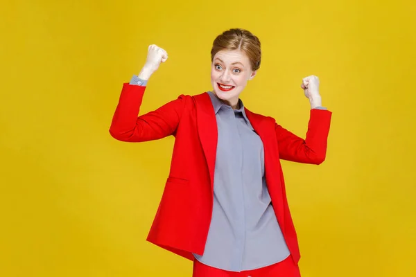Επιχειρηματίας Ευτυχισμένη Αισιόδοξη Κοκκινομάλλα Στο Κόκκινο Σακάκι Υψωμένα Χέρια Πανηγυρισμούς — Φωτογραφία Αρχείου