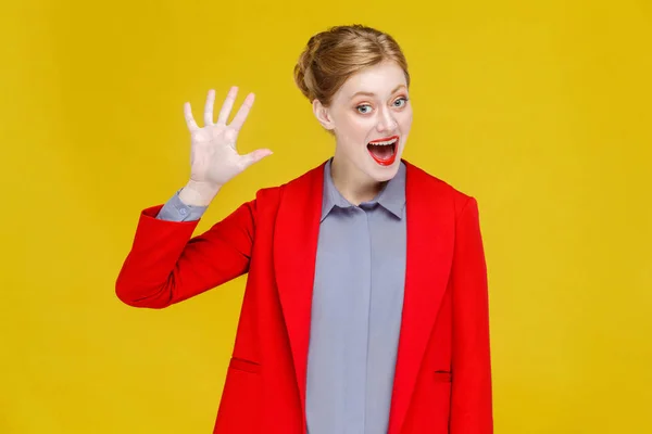 Redhead Podnikatelka Červené Bundě Pohledu Kamery Zobrazení Hello Sign Žlutém — Stock fotografie