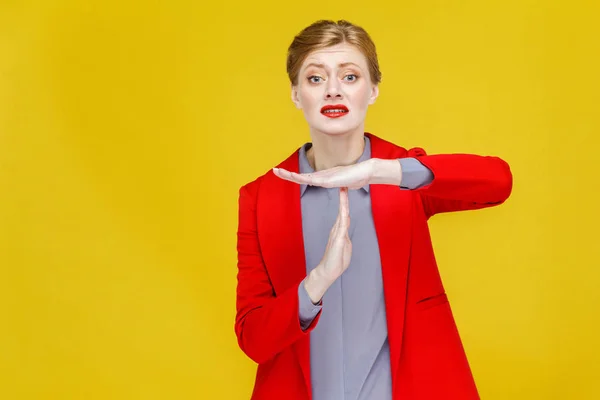 Pelirroja Empresaria Chaqueta Roja Mostrando Gesto Pausa Necesita Concepto Tiempo —  Fotos de Stock