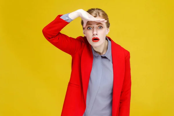 Mujer Negocios Con Mala Vista Mirando Lejos Sobre Fondo Amarillo — Foto de Stock