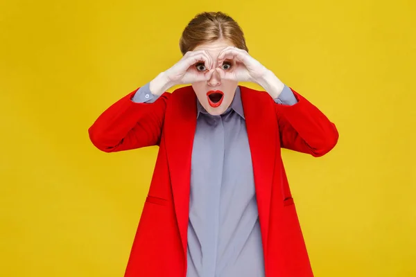 Mujer Negocios Con Mala Vista Mostrando Binoculares Signo Sobre Fondo — Foto de Stock