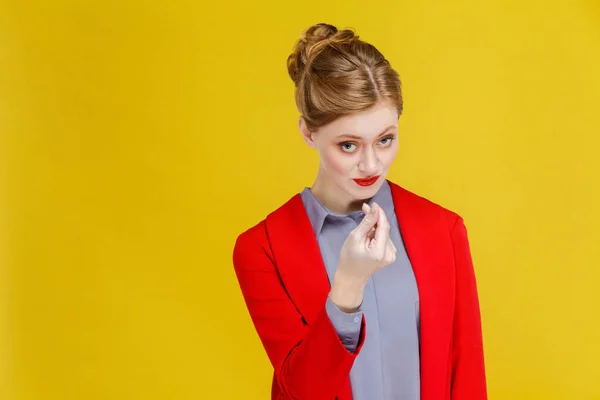 Pelirroja Empresaria Chaqueta Roja Gesticulando Sobre Fondo Amarillo Concepto Dinero —  Fotos de Stock