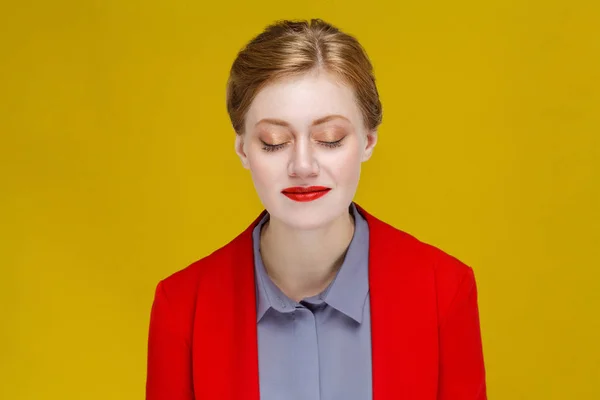 Портрет Рыжей Предпринимательницы Куртке Закрытыми Глазами Идеальным Макияжем — стоковое фото