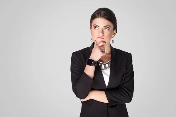 Reflexionando Sobre Mujer Negocios Mirando Hacia Arriba Planificación Sobre Fondo —  Fotos de Stock