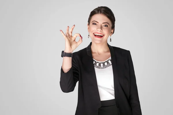 Beautiful Businesswoman Showing Sign Grey Background — Stock Photo, Image