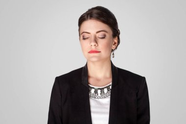 işkadını Kapalı gözlerle ayakta ve gri arka plan üzerinde uyku mükemmel makyaj ile