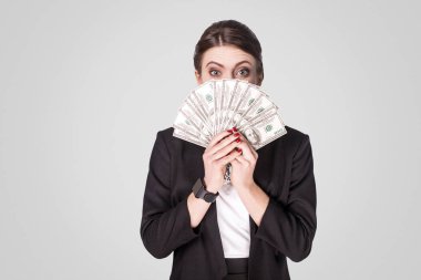 komik işkadını ağız gri arka plan üzerinde karşı dolarlık banknotlar holding