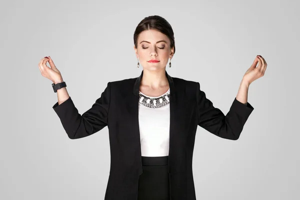 Empresaria Con Los Ojos Cerrados Haciendo Yoga Asana Sobre Fondo — Foto de Stock