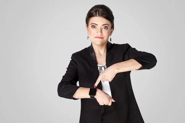 Femme Affaires Pointant Montre Portée Main Sur Fond Gris Concept — Photo