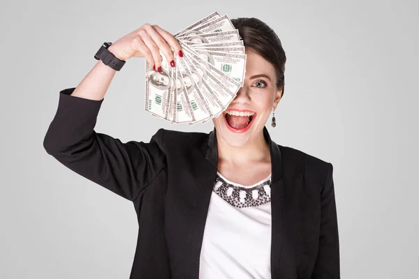 Smilende Forretningskvinne Som Holder Dollarsedler Mot Ansikt Grå Bakgrunn – stockfoto