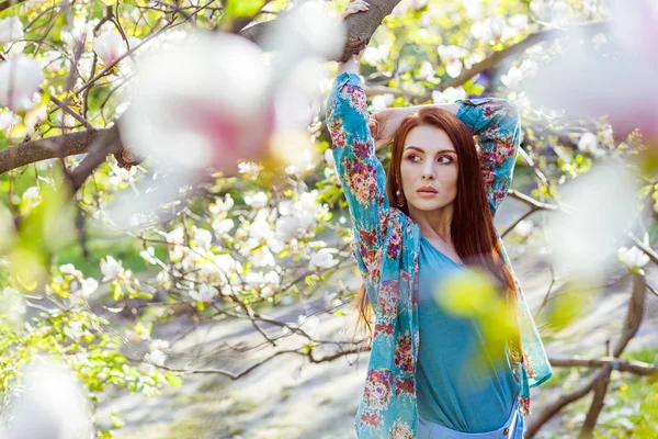 genç güzel moda model Manolya ağacının yanında poz portresi 