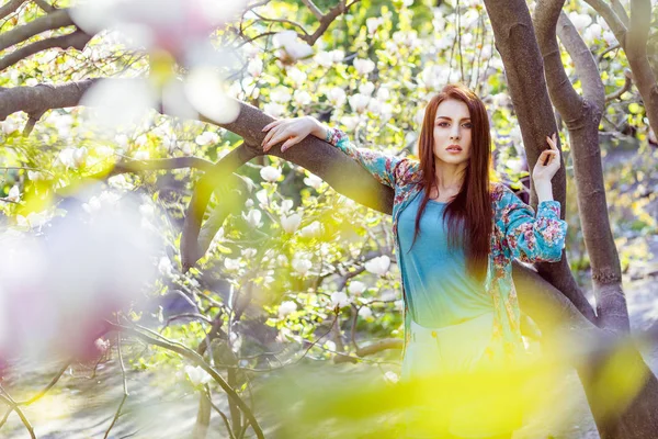 Retrato Joven Modelo Moda Hermosa Posando Cerca Magnolia Árbol Mirando —  Fotos de Stock