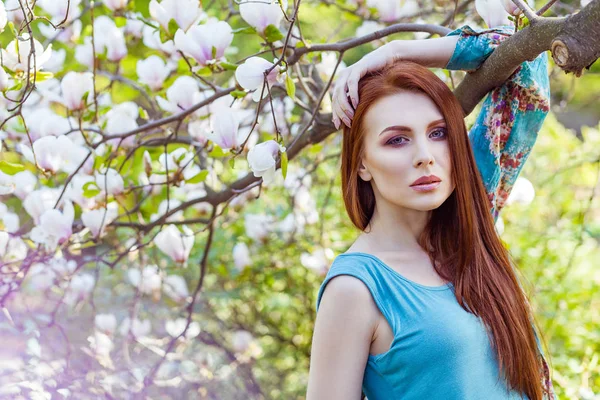 Portret Model Młody Moda Piękny Pozowanie Pobliżu Drzewa Magnolii Patrząc — Zdjęcie stockowe