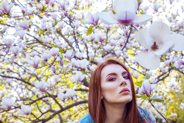 Retrato Joven Modelo Moda Hermosa Posando Cerca Magnolia Árbol Mirando — Foto de Stock