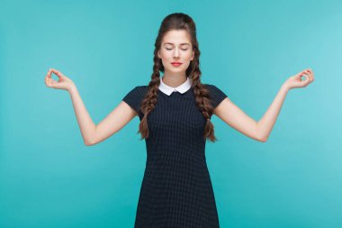 işkadını kapalı gözler mavi arka plan üzerinde yoga asana yaparken ile siyah elbiseli