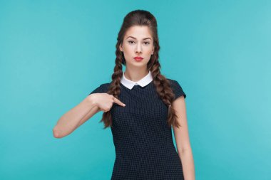 ciddi ve küstah kadın işaret kendisi ve mavi arka plan üzerinde kameraya bakarken dişlek gülümseyen parmak 