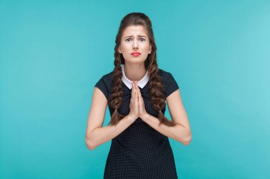 kameraya bakıyor ve elinde tutan kadın jest mavi zemin üzerine özür dileriz.