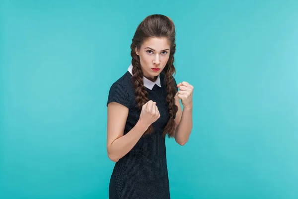 Mulher Negócios Agressiva Posando Pose Combate Fundo Azul Conceito Boxe — Fotografia de Stock