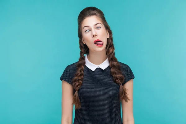 Mujer Divertida Demostrar Loco Cómico Mirada Cámara Sobre Fondo Azul — Foto de Stock