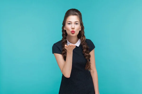 Hermosa Encantadora Mujer Enviando Aire Beso Cámara Sobre Fondo Azul — Foto de Stock