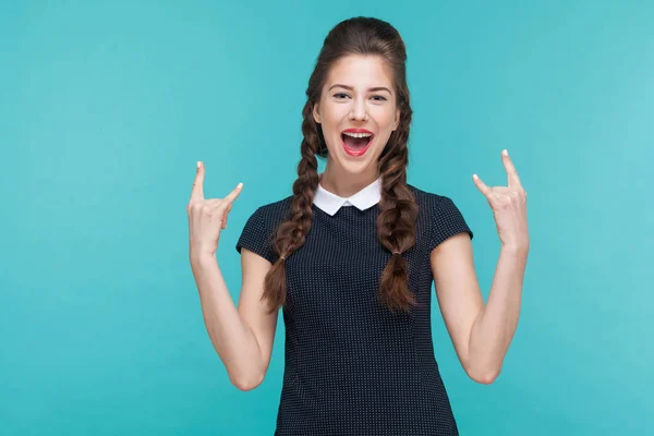 Glad Ung Kvinna Visar Rockn Roll Tecken Blå Bakgrund — Stockfoto