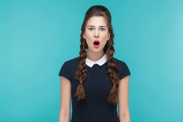 Geschokt Vrouw Zoek Naar Camera Met Stress Geopende Mond Blauwe — Stockfoto