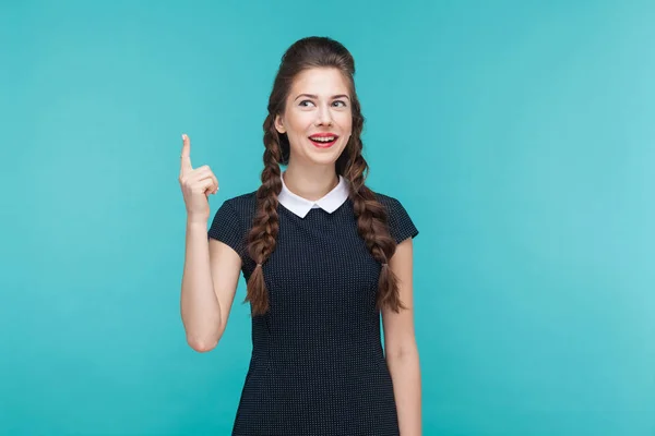 Lycklig Kvinna Med Öppnade Munnen Pekar Finger Blå Bakgrund Idé — Stockfoto