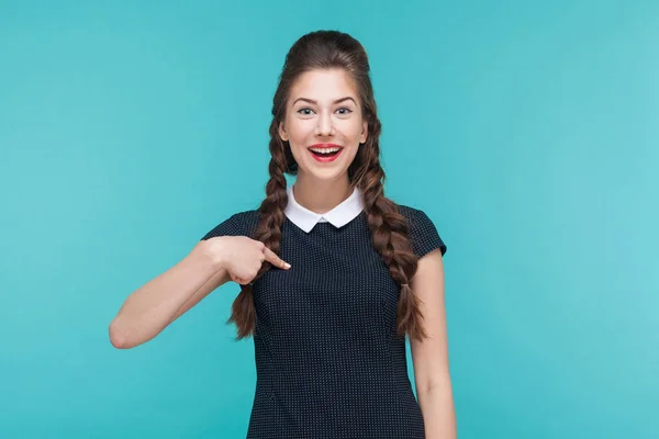 Mujer Expresiva Señalando Dedo Mismo Toothy Sonriendo Mientras Mira Cámara —  Fotos de Stock