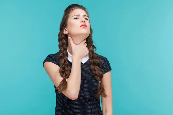 Mujer Negocios Infeliz Tocando Garganta Sobre Fondo Azul Dolor Concepto — Foto de Stock