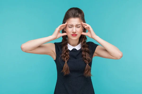 青の背景 片頭痛の概念に頭痛を持ちながら指で頭を触れる黒いドレスの不幸な女性実業家 — ストック写真