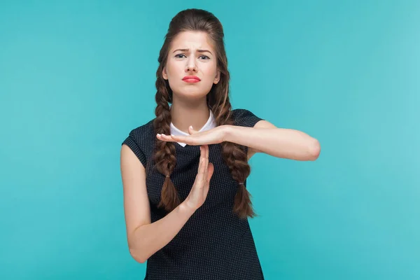 Mujer Bien Vestida Mostrando Signo Tiempo Espera Cámara Sobre Fondo — Foto de Stock