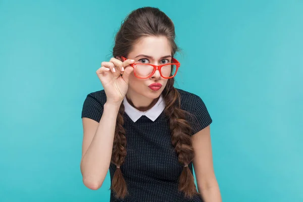 Pigtails Kırmızı Gözlük Kameraya Bakarak Olan Kadın Portresi — Stok fotoğraf