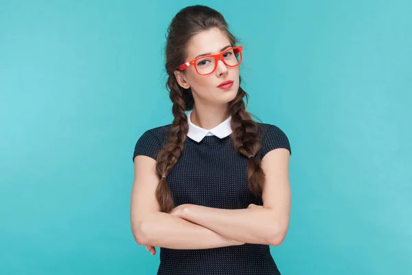 Mujer Negocios Nerviosa Vestido Gafas Rojas Cruzadas Manos Pie Con —  Fotos de Stock