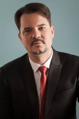 Açık mavi renkli kameraya bakarak mutlu işadamı portresi