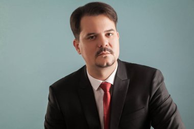 Açık mavi renkli kameraya bakarak ciddi patron portre