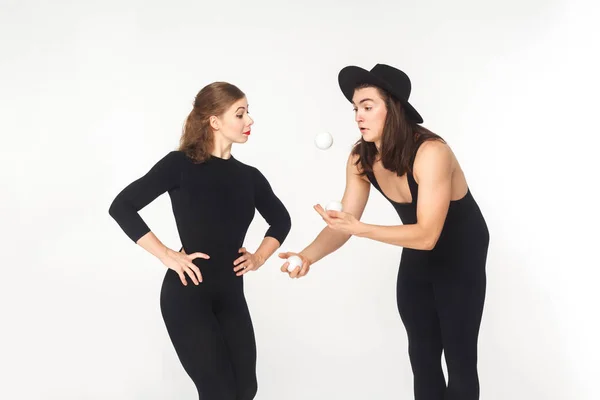 Artist Black Hat Demonstrate Juggling Woman — Stock Photo, Image