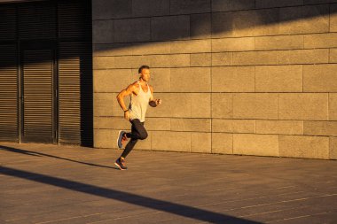 Yaşlı sporcu ülke yolda, sağlıklı ilham fitness yaşam, çalışan motivasyon hız ara egzersiz spor. 