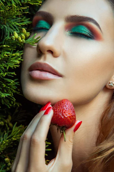 Retrato Mujer Con Piel Perfecta Maquillaje Sosteniendo Cerca Cara Fresa —  Fotos de Stock