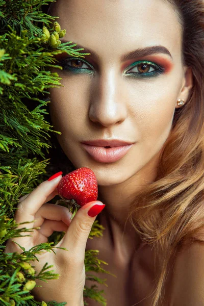 年轻的成年妇女与漂亮的脸和性感的嘴嘴唇吃红甜草莓肖像 — 图库照片
