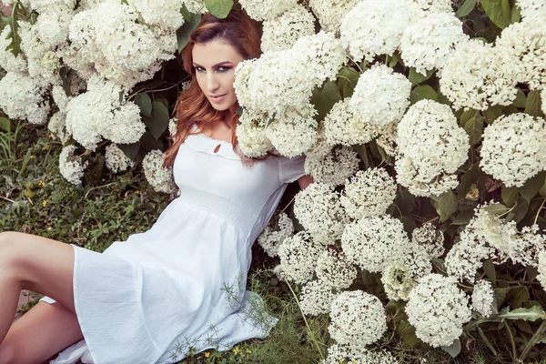 Szenvedélyes Fehér Ruha Látszó Fényképezőgép Fűben Közelében Fehér Virágot Kertben — Stock Fotó