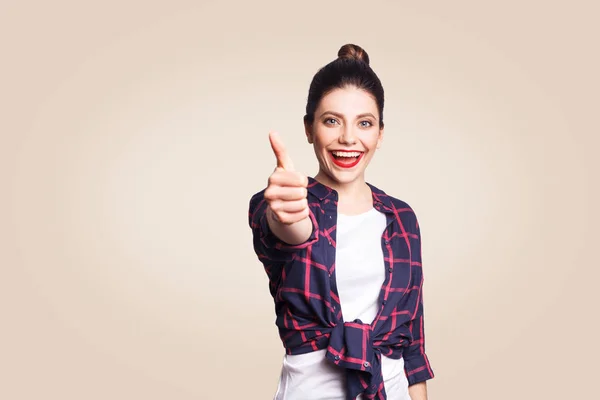 Młoda Kobieta Szczęśliwa Stylu Casual Wyświetlane Kciuk Beżowym Tle — Zdjęcie stockowe