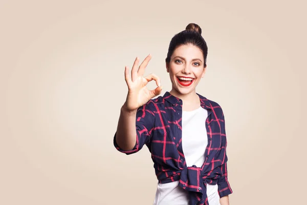 Mutlu Dişlek Gülen Genç Kadın Tamam Gösterilen Parmak Işaretiyle — Stok fotoğraf