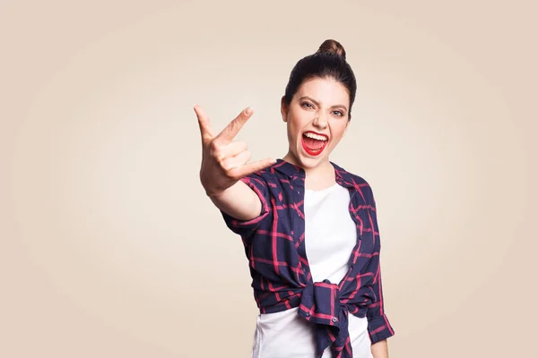 Feliz Engraçado Jovem Mulher Mostrando Sinal Rocha Com Dedos Fundo — Fotografia de Stock