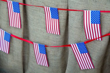 tuval zemin üzerine Amerikan bayrakları ile ipler  