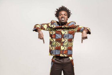 gri arka plan üzerinde suçlamayı kızgın Afrikalı-Amerikalı adam