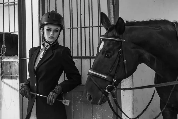 Modelo Moda Equipo Posando Cerca Caballo Estable Deporte Concepto Moda — Foto de Stock