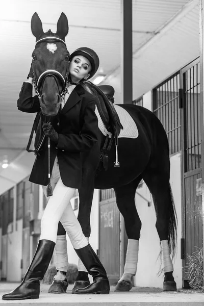 Modelo Moda Equipo Posando Cerca Caballo Estable Deporte Concepto Moda — Foto de Stock