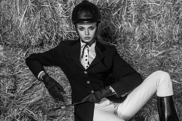 Ricamente Mulher Terno Equestre Equipamento Deitado Feno Esporte Conceito Moda — Fotografia de Stock