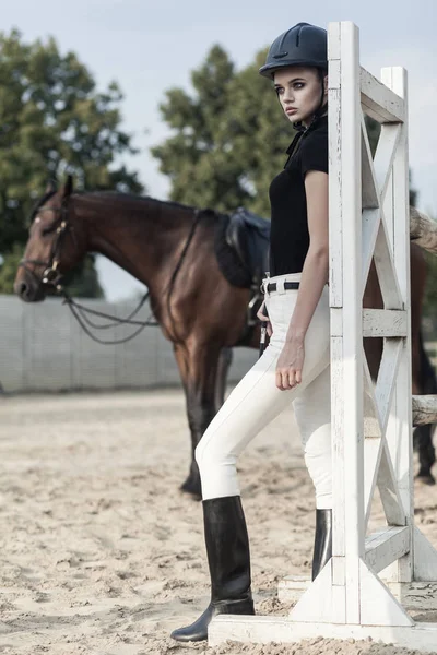 Deportista Prestigio Posando Hipódromo Cerca Caballo Deporte Concepto Moda — Foto de Stock